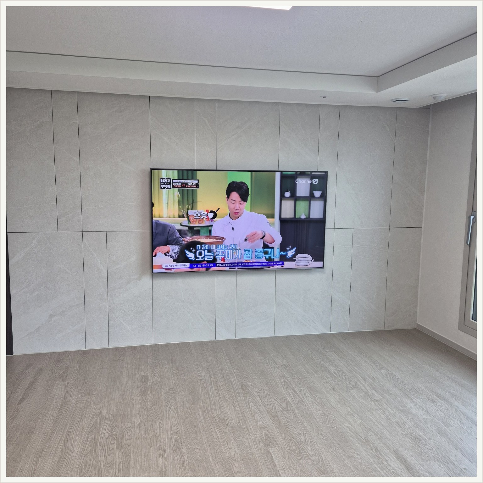 대형 벽걸이TV 수평과 여백 확인